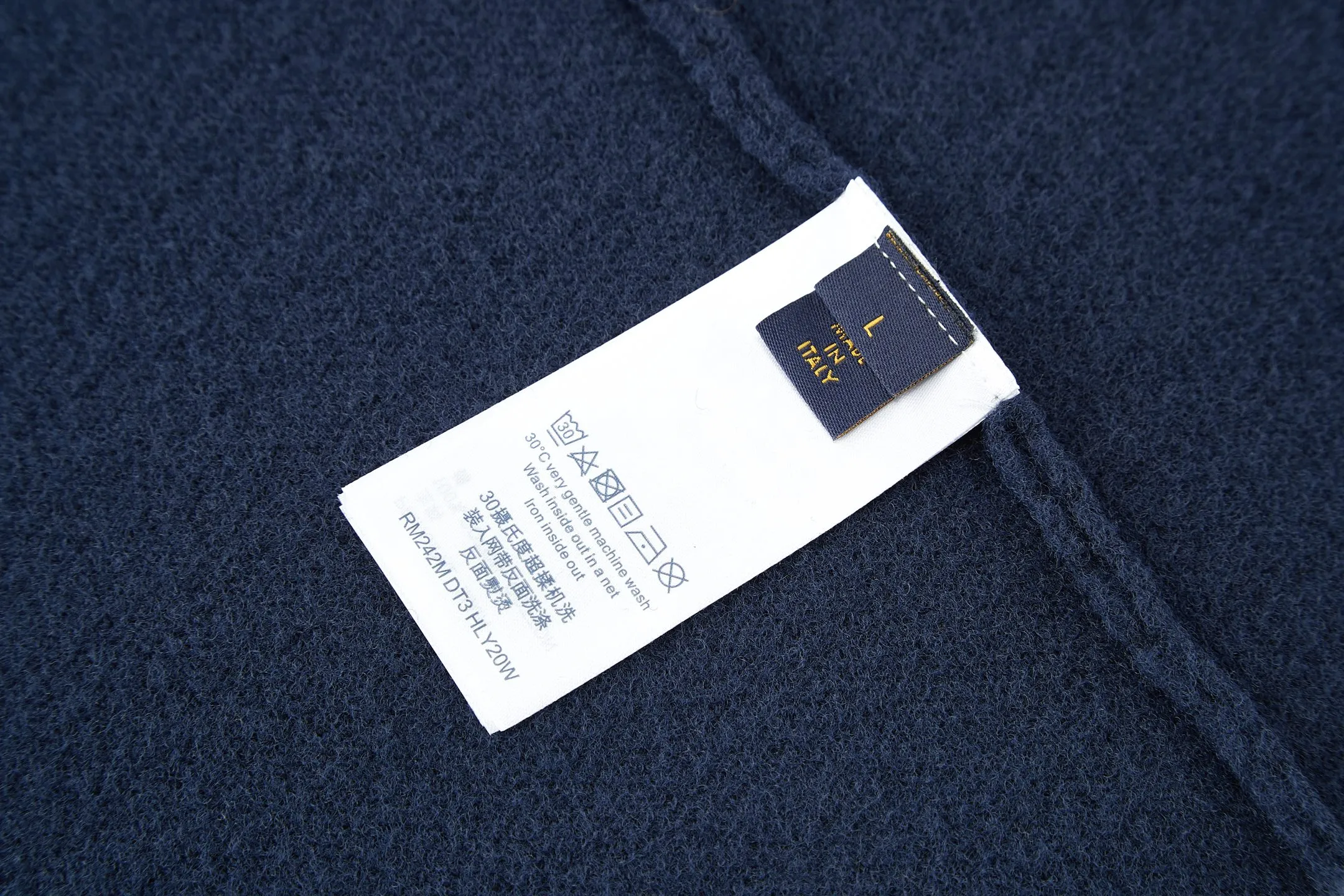🅿️360 1v 25FW spliced ​​jacquard woolen short-sleeve (blue) The original version was purchased and developed for 15,100 yuan. The fabric is made of 10% wool, 40% cotton, 25% nylon, and 25% polyester fiber. This type of fabric is dyed and woven with a variety of materials mixed and woven, making summer wear less stuffy. 12-needle jacquard craftsmanship, the jacquard fabric has a velvet-like feel, and the upper body effect is smooth. It adopts twill weave in parts. This short-sleeved knitted crew neck shirt combines Monogram elements with velvety smooth horizontal stripes, echoing the flocked items in the 2025 spring and summer fashion show with its delicate texture. Pair it with matching shorts for a casual look, adding flexibility to brave adventurers this season. Size:S-M-L-XL